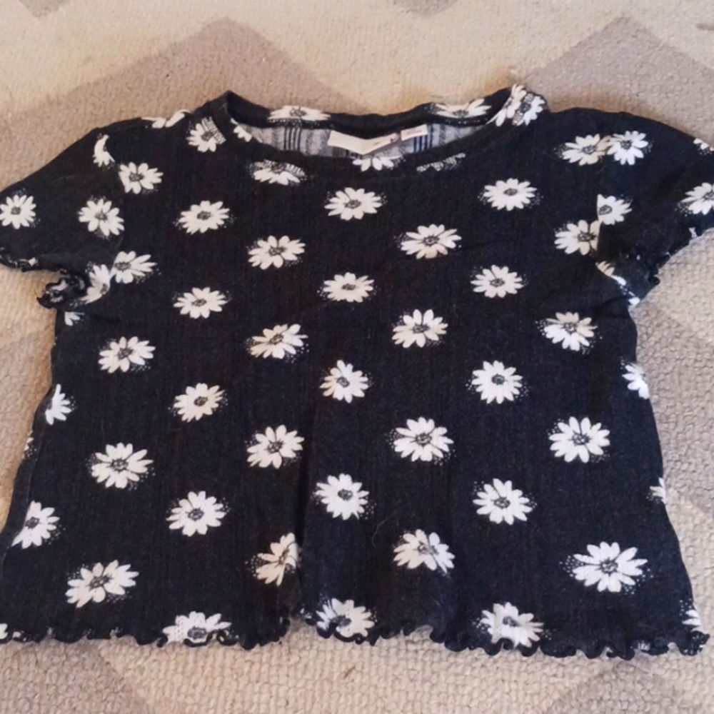 Cute black Daisy tee